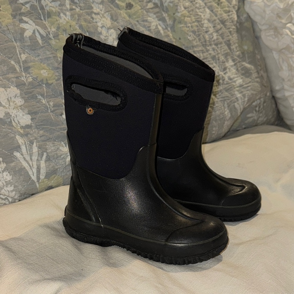 Black Size 1 Youth Bogs